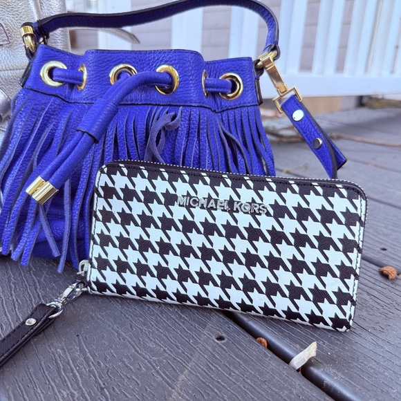 Michael Kors Monochrome Houndstooth Wristlet - Picture 3 of 3